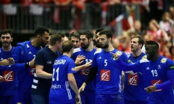 Les joueurs de l'équipe de France se congratulent après avoir battu l'Allemagne lors du match pour la 3e place du Mondial de handball, le 27 janvier 2019 à Herning au Danemark