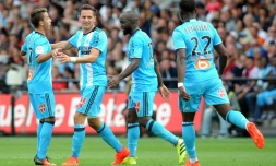 Les Marseillais fĂȘtent le but de Florian Thauvin contre Guingamp au stade du Roudourou, le 21 aoĂ»t 2016