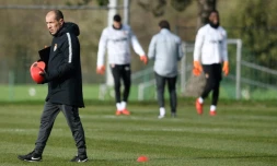 Le technicien de Monaco Leonardo Jardim (g) dirige une séance d'entraînement à Ploufragan dans les Côtes-d'Armor, le 28 janvier 2019