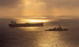 Cette photo diffusée le 8 mai par la Marine américaine montre un destroyer américain bloquant un pétrolier iranien au large de l'Iran, le 24 avril 2026