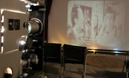 Projection d'un film dans le sous-sol de l'Irakien Abdel Qader al-Ayoubi dans la ville de Kirkouk, le 27 juillet 2018