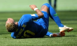 L'attaquant brésilien Neymar au sol lors du match face au Costa Rica à Saint Petersbourg le 22 juin lors du Mondial 2018