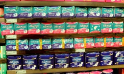 Des paquets de serviettes périodiques en vente dans les rayons d'un magasin à Lusaka, le 16 janvier 2017 en Zambie