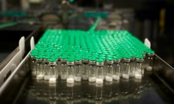 Production de vaccins dans le site Sanofi Pasteur de Marcy-l'Etoile, près de Lyon, le 7 juillet 2016