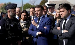 Emmanuel Macron et le maire de Marseille Benoßt Payan (d) rencontrent des policiers lors d'une visite à la cité de La Castellane, le 19 mars 2024 à Marseille