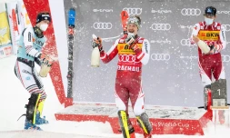 Le Français Clément Noël (2e), l'Autrichien Manuel Feller (1er) et son compatriote Marco Schwarz, sur le podium après le slalom de Coupe du monde, le 16 janvier 2021 à Flachau (Autriche)