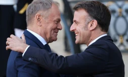 Le président français Emmanuel Macron (à droite) et le Premier ministre polonais Donald Tusk à l'Elysée, à Paris, le 6 janvier 2026
