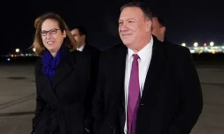 Le secrétaire d'Etat américain Mike Pompeo (D), aux côtés de Kristina Kvien, ambassadrice américaine par interim en Ukraine, à son arrivée à Kiev le 30 janvier 2020
