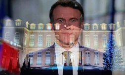 Emmanuel Macron apparaît à l’écran pour prononcer son allocution télévisée du Nouvel An à la nation depuis le palais de l’Élysée, à Paris, le 31 décembre 2024