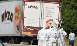 Le camion dans lequel 71 migrants ont trouvé la mort, le 27 août 2015 dans la petite ville autrichienne de Neusiedl am See