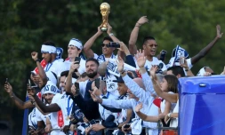 Les Bleus champions du monde descendent les Champs-Elysées à bord d'un bus à impériale, le 16 juillet 2018