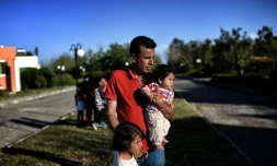 Un réfugié syrien et ses enfatns le 20 avril 2016 à Myrsini en Grèce