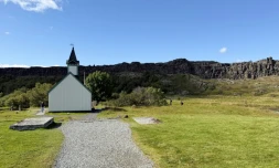 La tombe du poète Jonas Hallgrimsson (g) à Thingvellir, le 28 août 2026 en Islande