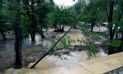 Le terrain de camping inondé suite à de violents orages hébergeait une colonie de vacances allemande, qui avait dû être évacuée en urgence, à Saint-Julien-de-Peyrolas en France