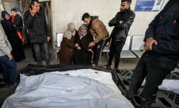 Les corps de plusieurs personnes tuées dans un bombardement israélien sur Rafah gisent à l'hôpital al-Najar de cette ville du sud de la bande de Gaza, le 16 février 2024