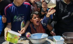 Distribution de nourriture dans le camp de réfugiés de Nousseirat, dans le centre de la bande de Gaza, le 5 mai 2025