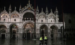 Des secouristes sur la place Saint-Marc inondée, le 12 novembre 2019 à Venise
