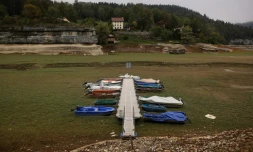 Des bateaux sur le lit asséché du Doubs, le 4 octobre 2023 à Villers-le-Lac, dans le Doubs