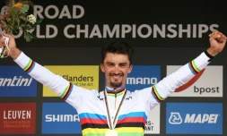 Le Français Julian Alaphilippe célèbre sur le podium son 2e titre consécutif de champion du monde sur route, le 26 septembre 2021 à Louvain