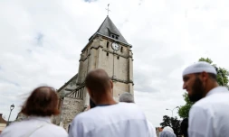Des musulmans observent une minute de silence devant l'Ă©glise Saint-Etienne-du-Rouvray, le 29 juillet 2016 en hommage au prĂȘtre tuĂ© Jacques Hamel