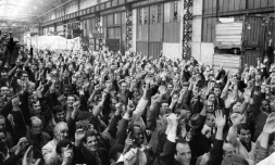 Les ouvriers de l'usine Citroen de la Place Balard Ă Paris votent la reconduction de la grĂšve le 24 mai 1968