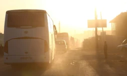 Photo de bus évacuant de la Ghouta orientale des combattants du groupe rebelle Jaich al-Islam et leurs proches, à leur arrivée dans la ville syrienne d'Azaz, le 5 avril 2018