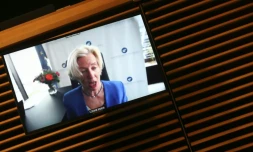 La directrice de l'Agence européenne des médicaments (EMA), Emer Cooke, apparaît à l'écran lors d'une visioconférence le 16 mars 2021 à Bruxelles