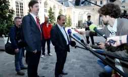 Le secrétaire général de la CGT Philippe Martinez (au centre) et le secrétaiore général de la CGT Cheminots Laurent Brun à la sortie d'un entretien avec le Premier ministre le 25 mai 2018 à Paris