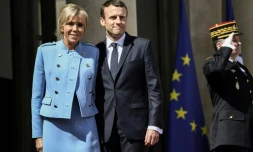 Le président français Emmanuel Macron et son épouse Brigitte Macron devant l'Elysée à Paris, le 14 mai 2017