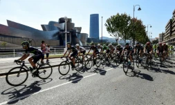 Le peloton passe devant le musée Guggenheim, lors de la 12e étape de la Vuelta, disputée entre Los Corrales de Buelna et Bilbao, le 1er septembre 2016