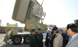 Photo diffusée par le cabinet du président Hassan Rouhani (3e à g.) lors de la présentation du système anti-aérien Bavar 373, le 21 août 2016 à Téhéran