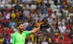 Le gardien de but du Brésil Alisson contre la Belgique en quart de finale du Mondial, le 6 juillet 2018 à Kazan