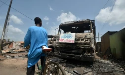 Une pancarte appelant à l'arrêt des violences sur un camion calciné sur le marché de Toumodi, le 4 novembre 2020 en Côte d'Ivoire