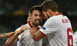 Le capitain de Séville Coke célèbre avec le milieu Daniel Carrico après avoir marqué face à Liverpool lors de la finale de C3, le 18 mai 2016 à Bâle