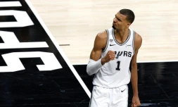 Victor Wembanyama, l'ailier fort français des San Antonio Spurs, après avoir marqué un panier dans le quatrième quart-temps contre les New York Knicks lors du deuxième match de la finale de la NBA 2026, à San Antonio, le 5 juin 2026