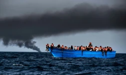 Des rĂ©fugiĂ©s attendant d'ĂȘtre secourus dans la mĂ©diterrannĂ©e au large de la Libye, le 3 octobre 2016