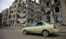 Un taxi passe dans une rue d'Alep, dans un quartier tenu par les rebelles, le 3 mars 2016