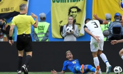 La star du Brésil Neymar (au sol) réclame un penalty lors du match contre le Costa Rica à Saint-Pétersbourg, le 22 juin 2018