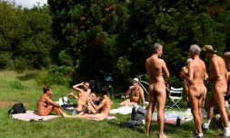 Une groupe de naturistes au bois de Vincennes, à Paris, le 31 août 2017