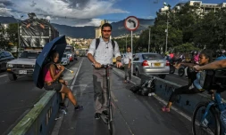 Un homme file sur une trottinette électrique dans les rues de Medellin en Colombie, le 2 juillet 2019