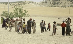 Des familles syriennes qui fuient l'assaut lancé par les forces arabes et kurdes contre le groupe Etat islamique à Minbej, arrivent dans un campement à 20 kms de la ville le 4 juin 2016 