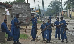 Des policiers à Bujumbura lors d'une manifestation contre le président le 20 mai 2015