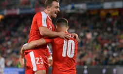Les Suisses Xherdan Shaqiri (g) et Granit Xhaka lors du match de qualification pour le Mondial 2018 face à la Hongrie le 7 octobre 2017 à Bâle