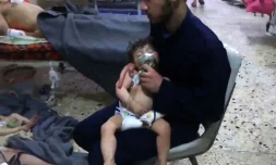Une image capturée sur une vidéo diffusée par les secouristes syriens en zones rebelles, les Casques blancs, montrant un enfant victime d'une attaque chimique présumée soigné dans un hÎpital improvisé de Douma le 8 avril 2018