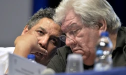 Paul Goze en aparté avec Serge Blanco, lors d'une assemblée générale de la LNR à Pau, le 2 juillet 2016