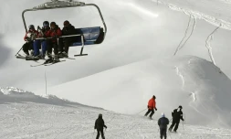 Des touristes dans la station de ski de Val-d'Isère, en Savoie, le 6 janvier 2016