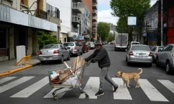 Un homme pousse son chariot avec des articles recyclés à vendre, à Avellaneda, province de Buenos Aires, le 25 septembre 2024