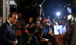 Le ministre des Outre-mer Sebastien Lecornu s'adresse aux journalistes lors de son arrivée en Guadeloupe, à Baie-Mahault, le 28 novembre 2021