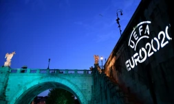Le logo de l'Euro-2020 projeté sur un pont de Rome, le 11 juin 2019