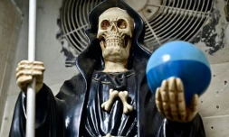 Un autel honorant la Santa Muerte dans une maison lors d'une opération conjointe des forces armées et de la police nationale à Duran, en Equateur, le 15 janvier 2025